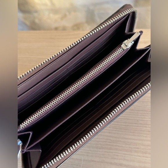 Coach - Picture 5 of 16